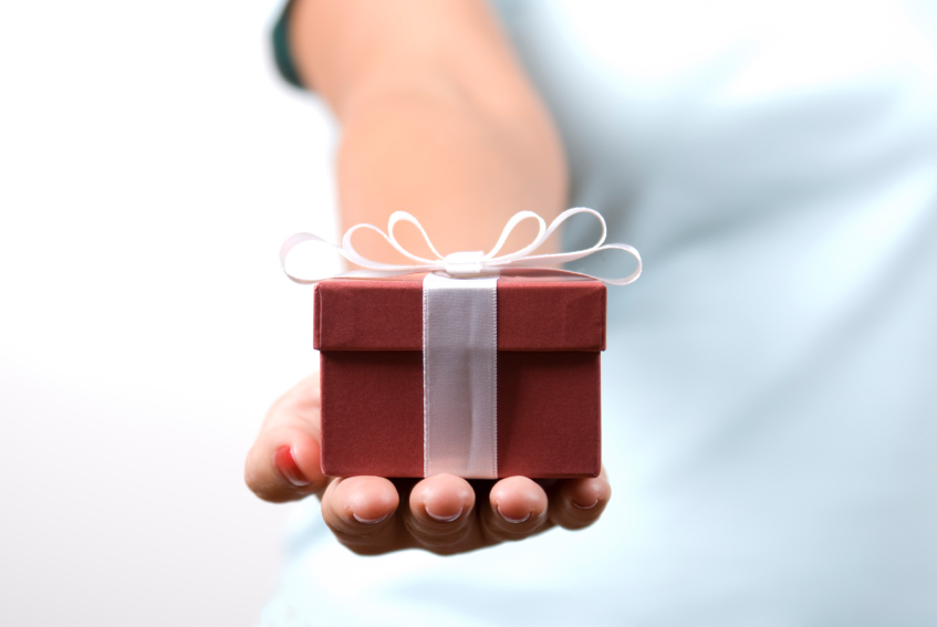 Подарочная упаковка - hand-holding-gift.